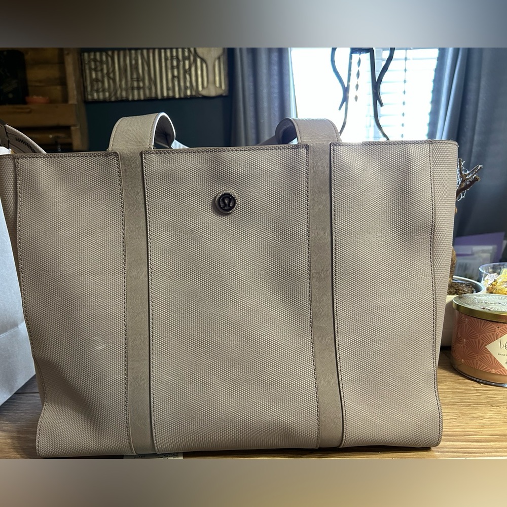 Lululemon tote bag. Great for work and gym activity.